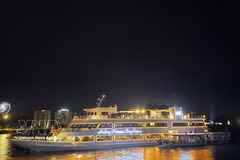 Un crucero lujoso en la bahía de Ha Long (Foto: VNA)
