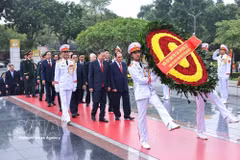 Líderes del partido y del Estado depositan ofrendas florales en el Monumento a los Héroes y Mártires. (Foto: VNA)