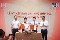 En la firma del memorando de entendimiento sobre la preservación y promoción del patrimonio cultural del Templo de la Literatura (Foto: hanoimoi.vn) 