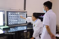 Entre las aplicaciones de la energía atómica, la atención médica ha experimentado un progreso notable. En Dong Nai, la aplicación de técnicas de medicina nuclear en el diagnóstico y tratamiento de enfermedades está contribuyendo a mejorar la calidad de la atención médica, ayudando a detectar muchas enfermedades en etapas tempranas, especialmente en el tratamiento del cáncer. (Foto: VNA)