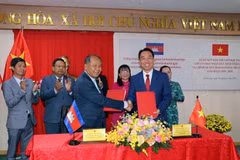 La ceremonia de firma del memorando de entendimiento entre el Comité Popular de la provincia survietnamita de Vinh Long y el gobierno de la provincia camboyana de Banteay Meanchey para el período 2025 - 2029. (Fuente: VNA)