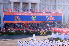 El desfile por el aniversario 50 del Día Nacional de Laos. (Fuente: VNA) 