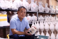 Artesano vietnamita mantiene viva la tradición alfarera