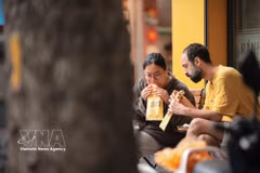 El banh mi vietnamita se ha convertido en un plato imprescindible para los turistas internacionales que exploran la gastronomía de Hanoi. (Foto: VNA)