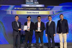 El ingenỉeo Luong Duc Long del Grupo Viettel (segundo del derecho) y Nguyen Hoang Vu, ingeniero de IA y CEO de la empresa emergente AIZ (tercero del derecho) reciben el premio de oro. (Fuente: VNA) 