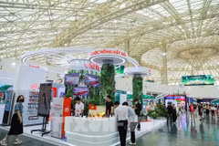 Los stands en la región "Marca nacional de Vietnam" reciben la atención de muchos visitantes (Fuente: VNA) 
