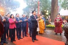 Presidente vietnamita ofrece incienso en Ciudadela Imperial de Thang Long. (Fuente: VNA)