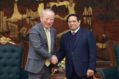El primer ministro de Vietnam, Pham Minh Chinh, recibe a Yan Jiehe, fundador del grupo China Pacific Construction. (Fuente: VNA)