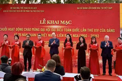 En la inauguración de la exposición (Fuente: VNA)