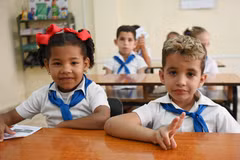 Los alumnos de primaria en la escuela nueva (Fuente: VNA)