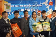 Nguyen Van Cuong (tercero desde la izquierda) en la ceremonia de entrega de viviendas gratuitas para los hijos de los soldados que prestaban servicio en Truong Sa en 2014. (Foto: Nguyen Van Cuong)