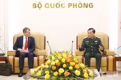 El coronel general Hoang Xuan Chien, viceministro de Defensa de Vietnam, y Simon Ridley, secretario de estado del Ministerio del Interior del Reino Unido. (Fuente: qdnd.vn)