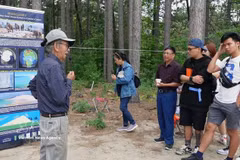 El doctor Dang Trung Phuoc (izquierda) presenta la historia y el origen de las dunas de arena de Pinhey (Foto: VNA)