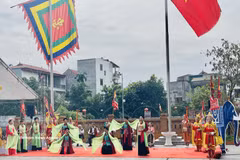 Interpretación del canto Cheo Tau, una característica cultural única de la comuna de O Dien, Hanoi (Foto: VNA)
