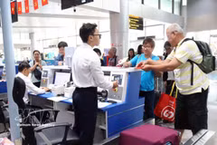 Turistas internacionales realizan los trámites de facturación en el Aeropuerto Internacional de Lien Khuong. (Foto: VNA)