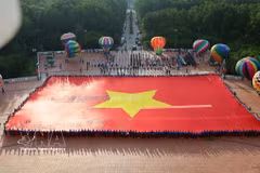 La bandera tiene una superficie de 2.025 m², 60 metros de largo, 33,75 metros de ancho y un peso aproximado de 320 kilogramos. (Foto: VNA)