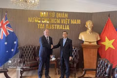 El embajador Pham Hung Tam y el presidente de la Federación Nacional de Agricultores de Australia, Hamish McIntyre. (Foto: VNA)