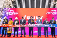 Los delegados realizan la ceremonia de corte de cinta para inaugurar la exposición. (Foto: VNA)