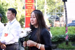 La población, emocionada durante la ceremonia de homenaje póstumo a los restos de los mártires recuperados e identificados en el parque Le Thi Rieng. (Foto: VNA)