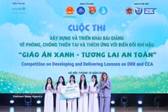 Silvia Danailov, Representante de UNICEF en Vietnam, entrega el primer premio del Concurso para el Desarrollo e Implementación de Planes de Estudio sobre Prevención de Desastres y Adaptación al Cambio Climático al equipo de la Facultad de Educación Infantil, Universidad Pedagógica de Hanoi (Foto: VNA)