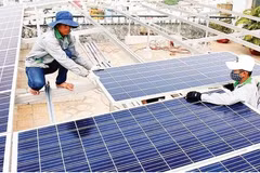 Instaladores de paneles solares en Ciudad Ho Chi Minh. (Foto: nhandan.vn)