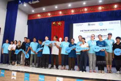El comité organizador y los voluntarios hacen entrega simbólica de las llaves y las casas a los residentes. (Foto: laodong.vn)