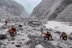 Los equipos de rescate trabajan en el lugar de la devastación causada por las inundaciones repentinas y los deslizamientos de tierra en el condado de Jilong, Región Autónoma del Tíbet, China, el 29 de agosto de 2026. (Foto: Xinhua/VNA)