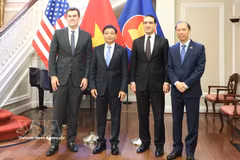 El viceprimer ministro Nguyen Van Thang con líderes del Departamento de Comercio de Estados Unidos, incluyendo al subsecretario Jeffrey Kessler y al subsecretario William Kimmitt (Foto: VNA)