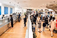 Los centros comerciales sirven como lugares de compras y entretenimiento para muchas familias los fines de semana. (Foto: VNA)
