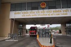 Camiones vietnamitas pasando el control de aduanas en el puesto fronterizo internacional de Lao Cai. (Foto: VNA)