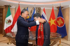 El embajador malasio en México Jamal Johan entrega la banda simbólica de la Presidencia de la ACMC al embajador de Vietnam en México, Nguyen Van Hai. (Fuente: VNA)