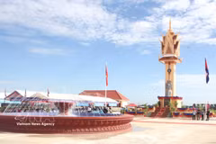 El Monumento a la Amistad Camboya-Vietnam, en la provincia de Pursat, tiene 21 metros de altura, con un conjunto de estatuas simbólicas que alcanzan los 3,2 metros. (Fuente: VNA)