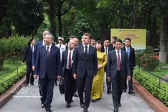 El secretario general del Partido Comunista y presidente de Vietnam, To Lam, y el presidente francés, Emmanuel Macron, visitan el monumento a Ho Chi Minh en el Palacio Presidencial, mayo de 2025. (Foto: VNA)