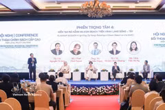 Tran Ha My (sentada en el derecho del escenario) asiste a la Conferencia de Diálogo Político de Alto Nivel sobre Nuevos Modelos de Crecimiento, Innovación y Ciudades Globales, celebrada en Da Nang en julio de 2026. (Foto: VNA)
