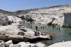 La playa de Sarakiniko, en la isla de Milos, Grecia. (Fuente: Greeka)