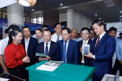 El ministro de Agricultura y Medio Ambiente, Do Duc Duy, el secretario del Comité partidista de la provincia de Bac Ninh, Nguyen Anh Tuan, y el presidente del Comité Popular provincial, Vuong Quoc Tuan, exploran los equipos de monitoreo automático. 