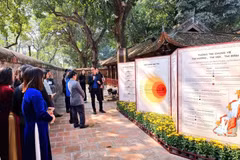 Los visitantes contemplan la exposición "Las estelas de piedra cuentan historias" (Fuente: Vietnam+) 