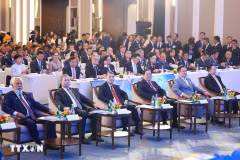 El primer ministro vietnamita, Le Minh Hung, junto con sus homólogos de Laos, Sonexay Siphandone; Camboya, Hun Manet; Tailandia, Anutin Charnvirakul; y Timor-Leste, Kay Rala Xanana Gusmão, asiste a la sesión inaugural de la tercera edición del Foro del Futuro de la ASEAN. (Foto: VNA)