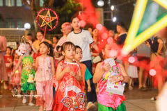 Los niños con sus juguetes tradicionales (Foto: VNA)