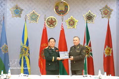 El general Nguyen Trong Nghia entrega al teniente general Viktor Khrenin, del Ministerio de Defensa de Bielorrusia, el libro "General Vo Nguyen Giap: El general del pueblo". (Foto: VNA)