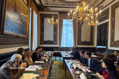En la sesión de trabajo entre la delegación de la Comisión de Cultura y Asuntos Sociales de la Asamblea Nacional de Vietnam y la Comisión de Justicia de la Cámara de Representantes belga. (Foto: VNA) 