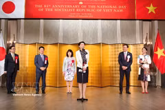 La presidenta de la Alianza de Parlamentarios de Amistad Japón-Vietnam, Obuchi Yuko, pronuncia un discurso para felicitar a Vietnam por su Día Nacional. (Foto: VNA)