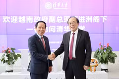 El viceprimer ministro Le Tien Chau y el profesor y académico Yao Qizhi, director del Instituto Interdisciplinario de Tecnologías de la Información especializado en IA y tecnología cuántica de la Universidad de Tsinghua. (Foto: VNA)