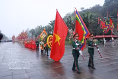 La delegación parte para ofrecer incienso en la montaña Nghia Linh durante la Ceremonia de Conmemoración de los Reyes Hung en 2025. (Foto: VNA)