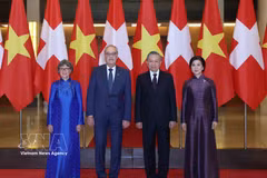 El secretario general del Comité Central del Partido Comunista y presidente de Vietnam, To Lam, su esposa, Ngo Phuong Ly, reciben al presidente de Suiza Guy Parmelin y su esposa Caroline Parmelin. (Foto: VNA) 