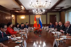 Ngo Phuong Ly, esposa del secretario general del Partido Comunista de Vietnam, se reúne con el viceprimer ministro de Rusia, Dmitry Chernyshenko. (Fuente: VNA) 