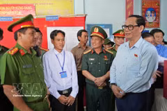 El vicepresidente de la Asamblea Nacional, Tran Quang Phuong (derecha) inspecciona los preparativos de las elecciones legislativas en la comuna de Dat Mui. (Fuente: VNA)