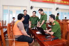 El coronel Tran Quoc Huy, subdirector de la policía provincial de Lao Cai, se confronta directamente a los sospechosos de la red de narcotráfico. (Foto: VNA)