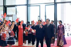 El secretario general y presidente To Lam y su esposa Ngo Phuong Ly presiden la ceremonia de bienvenida al rey Maha Vajiralongkorn Phra Vajiraklaochaoyuhua y a la reina Suthida Bajrasudhabimalalakshana de Tailandia. (Foto: VNA)
