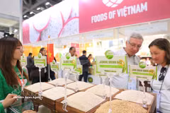 Los visitantes aprenden sobre productos de marcas vietnamitas en la exposición. (Foto: VNA)
